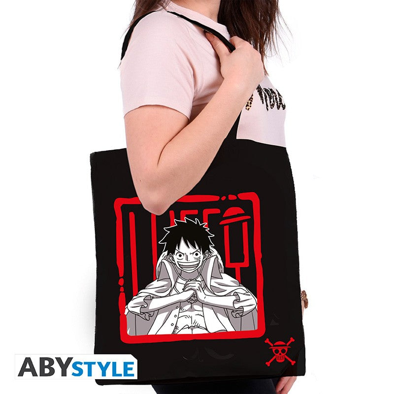 Luffy  One Piece schoudertas gedragen door een persoon