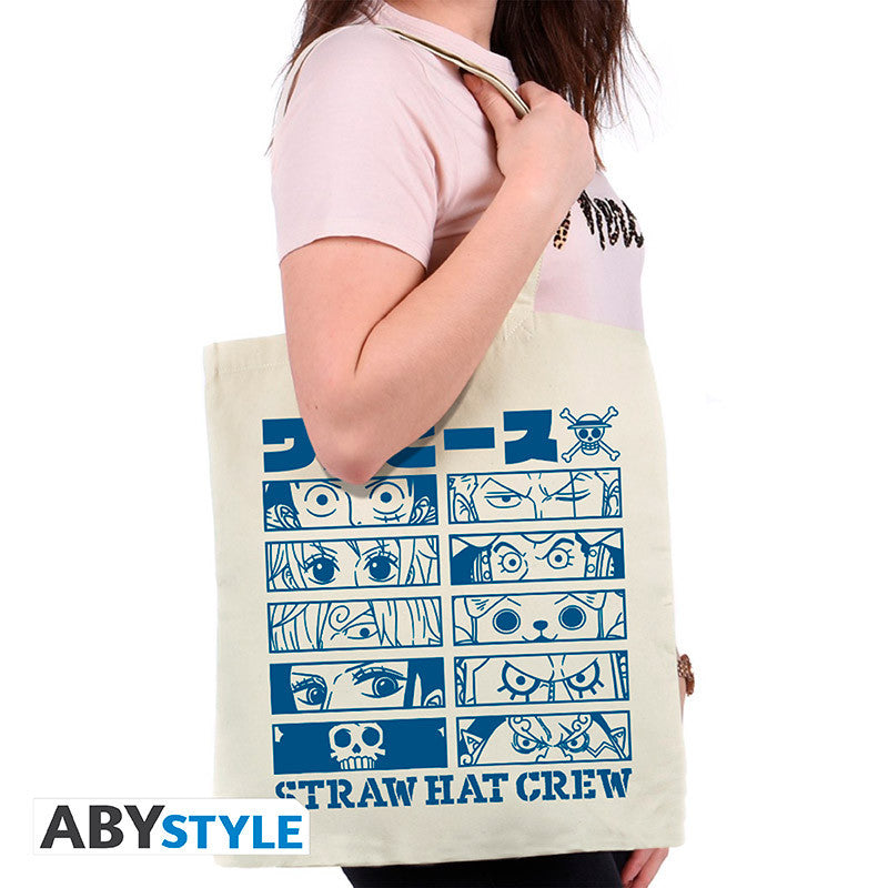 Persoon draagt op schouder tote bag van de complete one piece crew