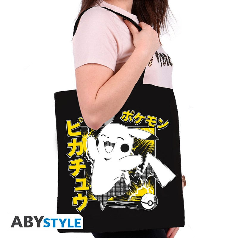 Persoon met tote bag pokemon om de schouder. Print Pickachu