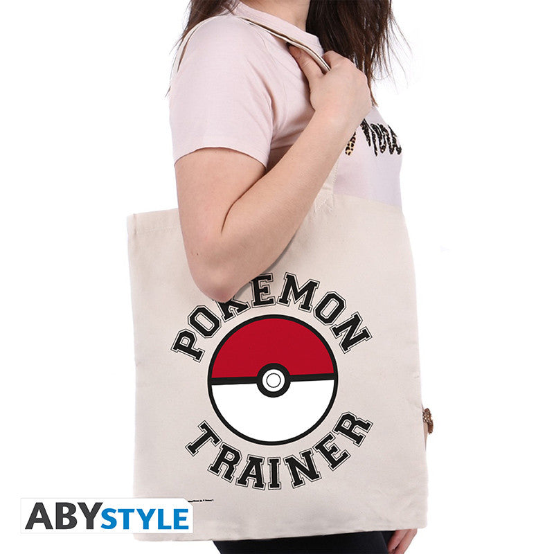 Model met tote bag tas op haar schouder